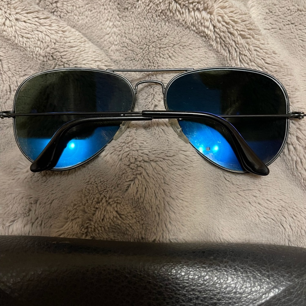 Authentic Ray-ban Aviator Polarized Sunglasses - Picture 2 of 3